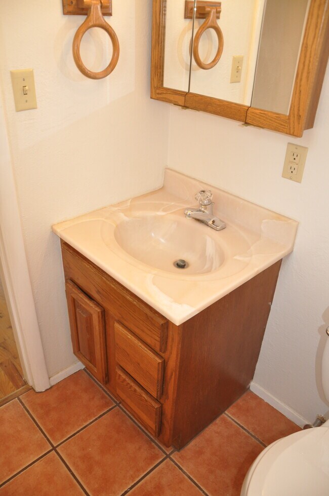 Building Photo - 2401 Thomas Ave