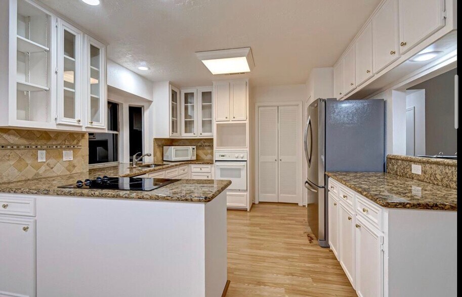 Gourmet Kitchen - 84 Woodhaven Wood Dr