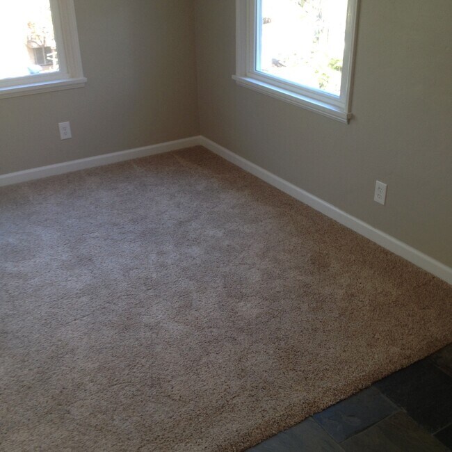Building Photo - Beautiful 2bd/1ba Upstairs Duplex with a H...