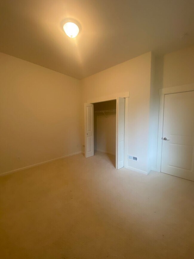 Building Photo - 4 Bedroom Home in the Heart of Sammamish! ...