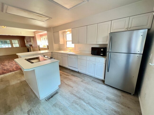 Building Photo - 3 bed 3 bath available!