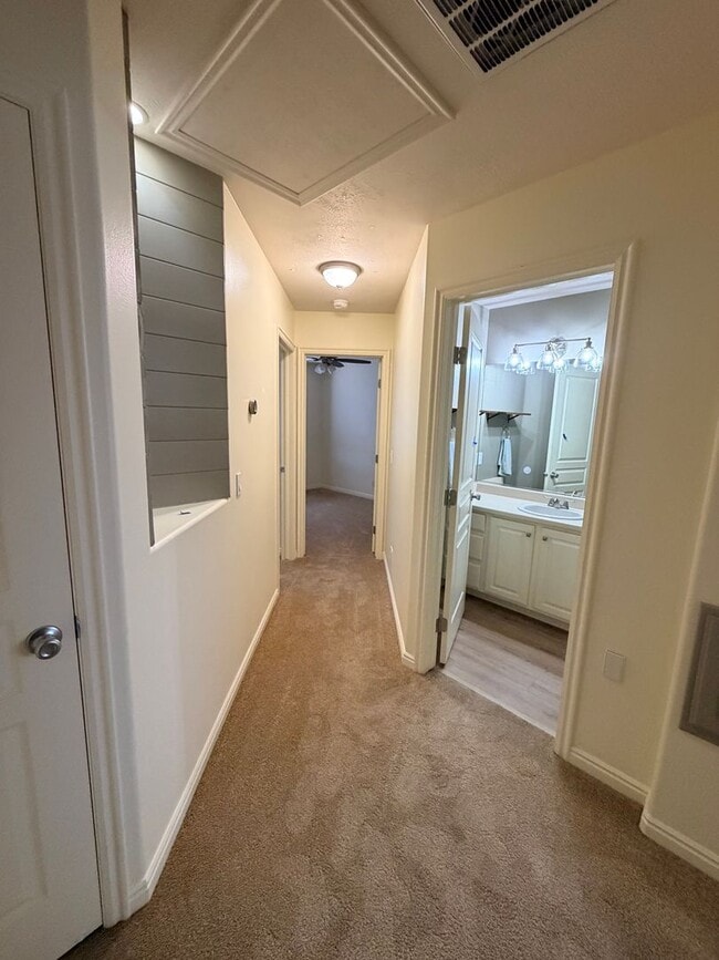 Building Photo - Great location 3 bed, 2.5 bath, 1 car garage townhome in the Dino Tracks area.