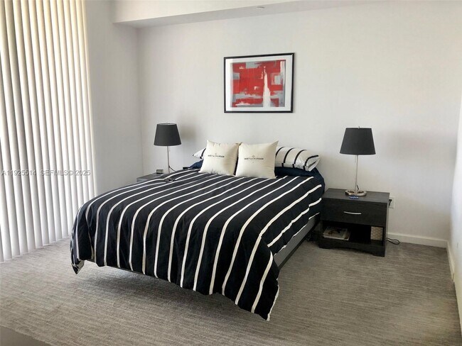 Building Photo - 1300 Brickell Bay Dr