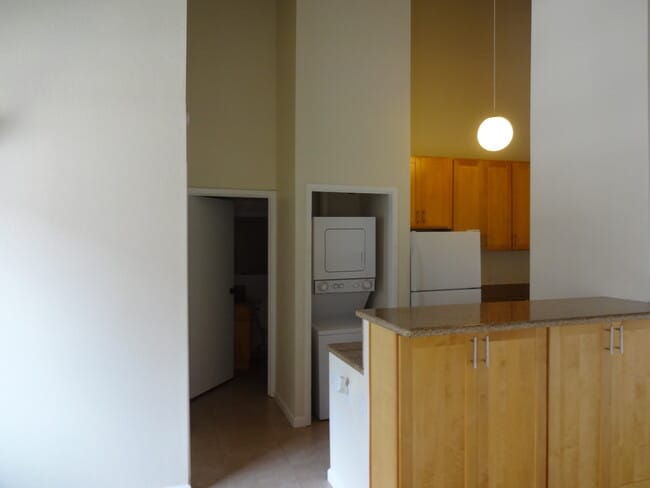Building Photo - Quiet Mountain View Unit $2,900 2bd, 2ba, 2park; 3rd floor walk up