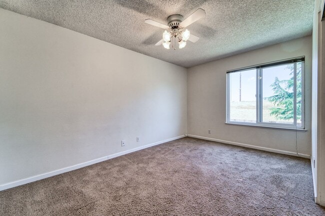 Building Photo - LARGE 5-bedroom 3 bath home in a great loc...