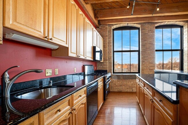 Building Photo - 234 E Reservoir Ave