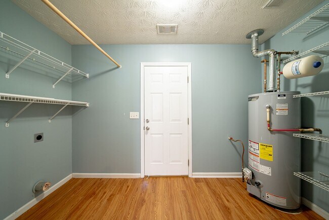 Building Photo - 3 bedroom 2 bath North Columbus
