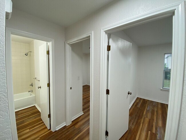 Building Photo - Washer/Dryer Included – Move-In Ready Home in Hills of Shaenfield!