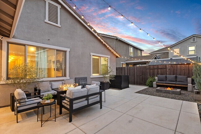 Building Photo - Newer Home on Large Corner Lot with Lots of Natural Light!