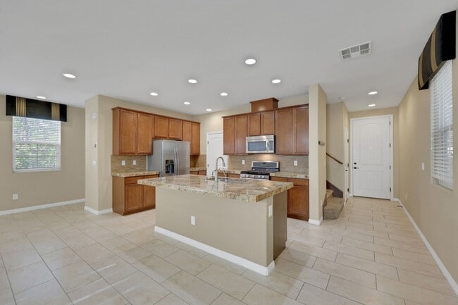 Building Photo - Southern Highlands: Spacious 4-Bedroom Home in a Gated Community with Upstairs Loft, Private Back...