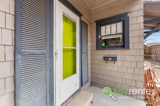 Building Photo - E Lewis St Duplex