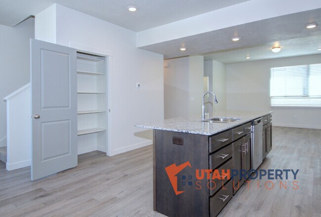 Building Photo - 959 W 540 S