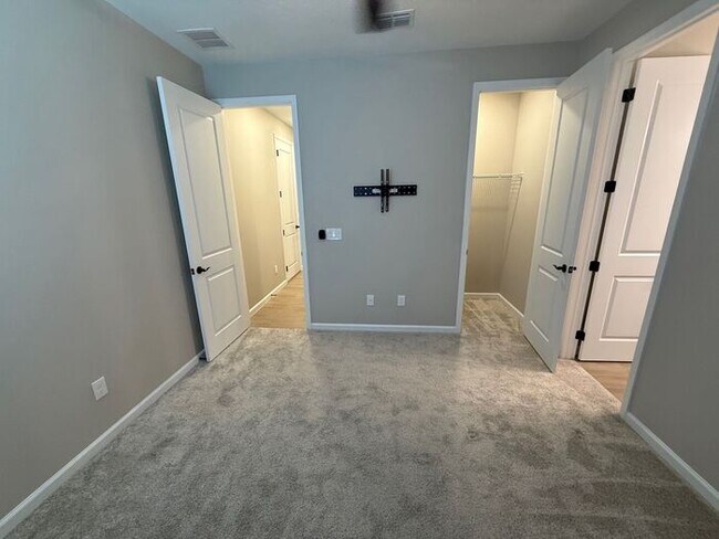 Building Photo - 4/3 Clermont Spacious Home-AVAILABLE 09/10/2026
