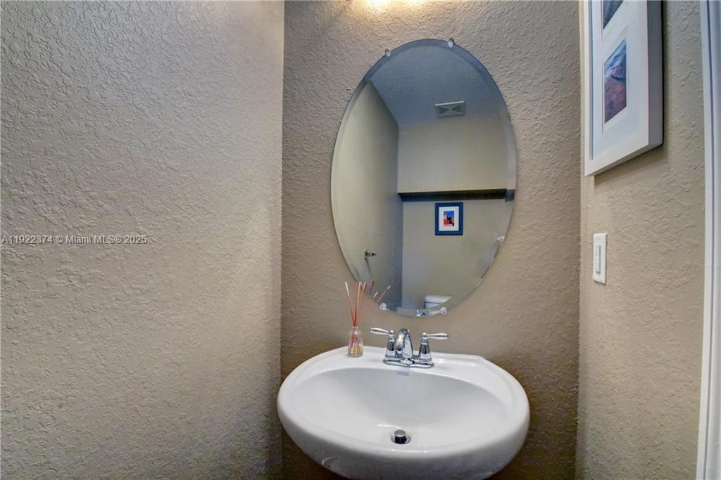 Building Photo - 256 SW 6th Ct