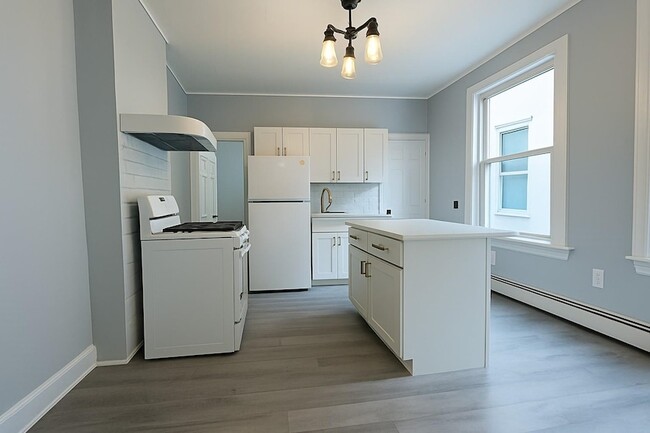 Building Photo - 396 Woodlawn Ave