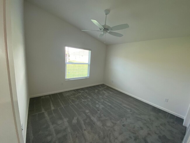 Building Photo - Newer, Beautiful, Spacious  ANNUAL 2 bed, ...