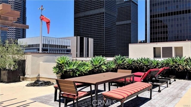 Building Photo - 655 S Hope St