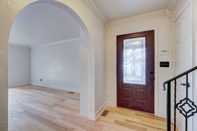 Building Photo - Spacious 4-Bedroom Home with Modern Amenities & Ideal Location Near Lake Hefner in OKC!