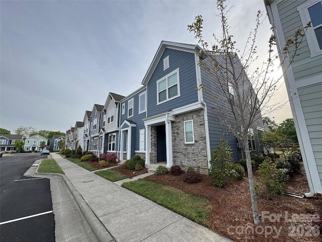 Building Photo - 335 Ladybird Ln