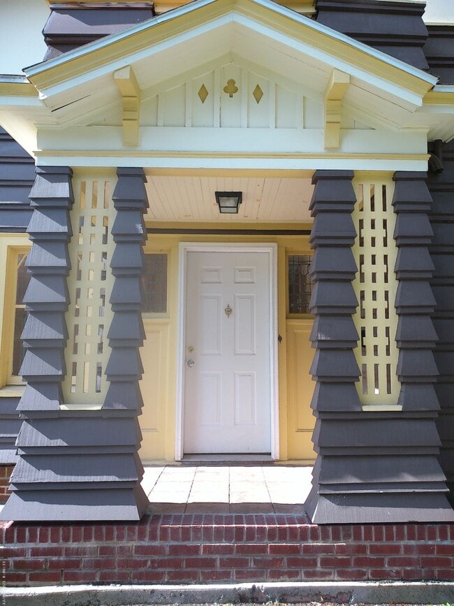 Building Photo - 464 Allen St