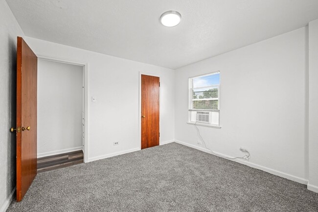 Building Photo - Come check out this beautiful apartment cl...