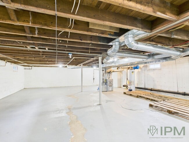 Building Photo - Charming 2 Bedroom Located in Central School District Available Now