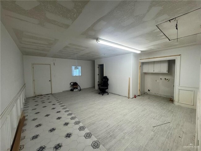 Building Photo - 26 Harvey Dr W