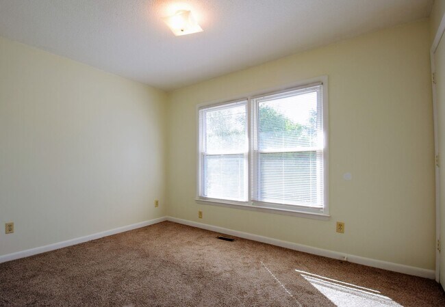 Building Photo - Abbey Lane-50% off first full month rent.