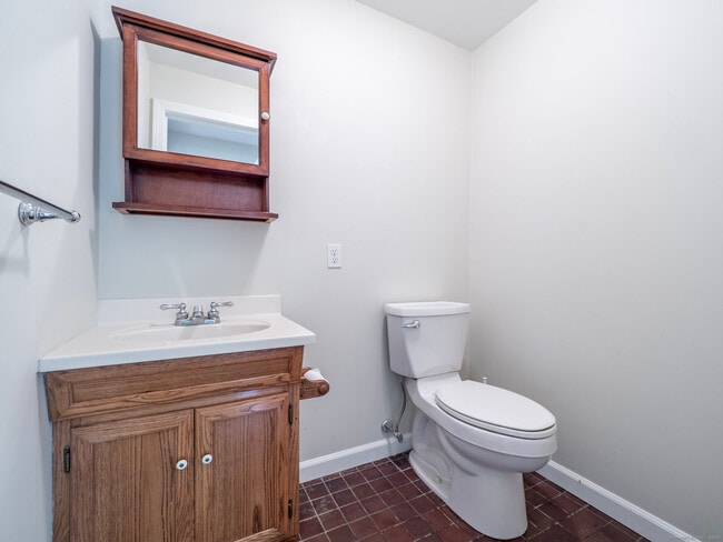 Building Photo - 21 Simpaug Turnpike