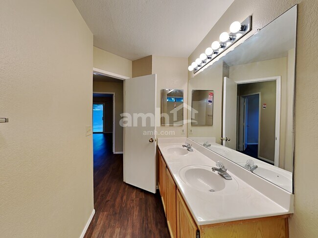 Building Photo - 9915 E Paseo Juan Tabo