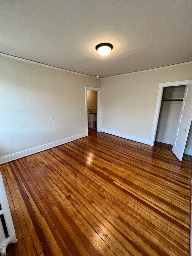 Building Photo - Renovated 4 Bedroom Townhouse! Off Street ...