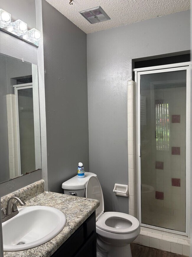 Building Photo - Large 2BED/2BA Townhome