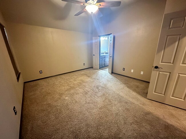 Building Photo - 3 bed 2 bath NE Moore