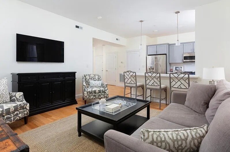 Building Photo - 170 W Broadway