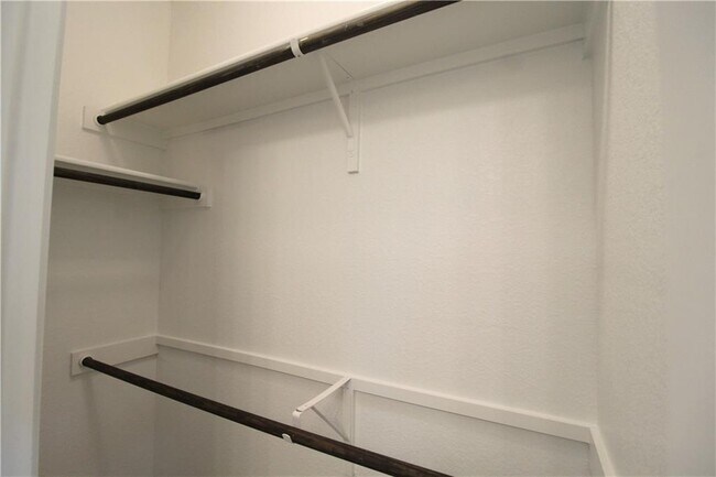 Building Photo - 307 Silver Glen Dr