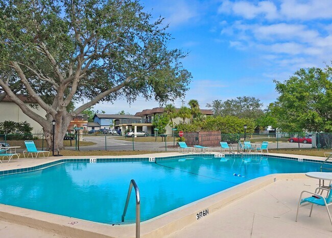 Building Photo - 2 BR/ 2.5 BA Townhome in Gated Community w...