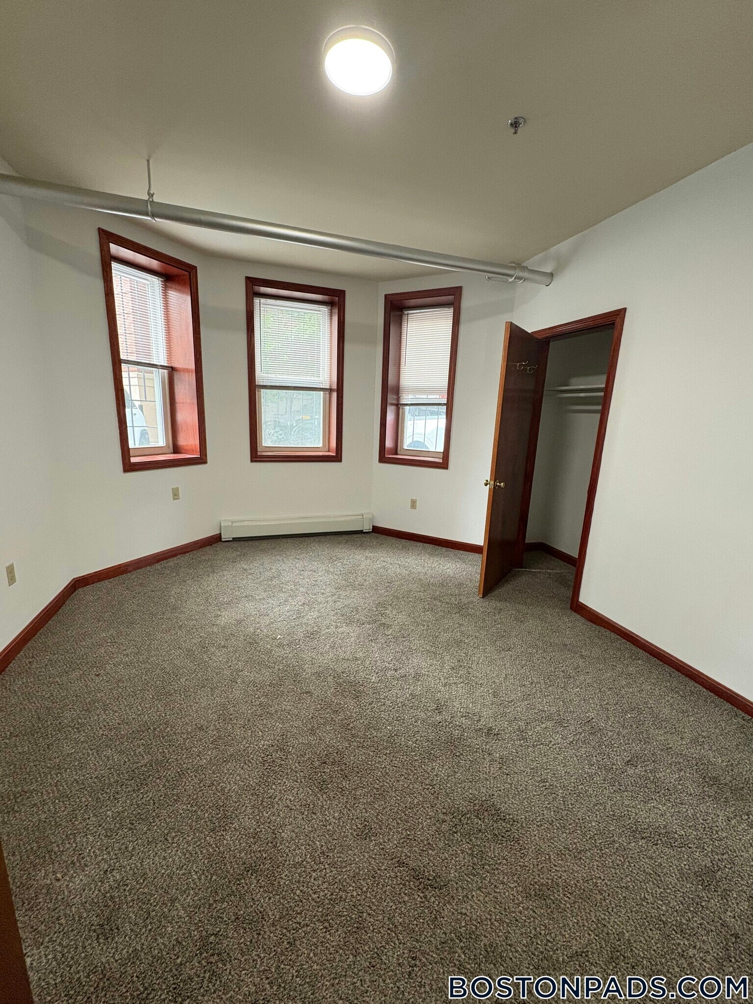 Building Photo - 143 Park Dr