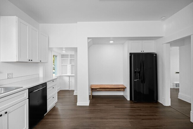 Building Photo - Charming 3 Bed 2 Bath Emerson Garfield Rem...