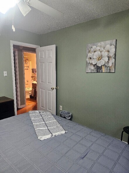 Building Photo - 99 Harmony Dr W