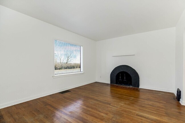 Building Photo - Charming 4-Bedroom Home in Kansas City, MO...