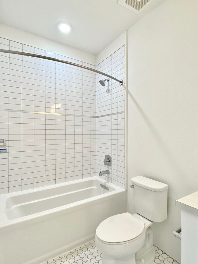 Building Photo - WOW!  Top Corner, 2 bed, 2 bath