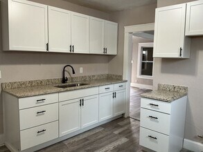 Building Photo - 3 Bedroom Single Family Home