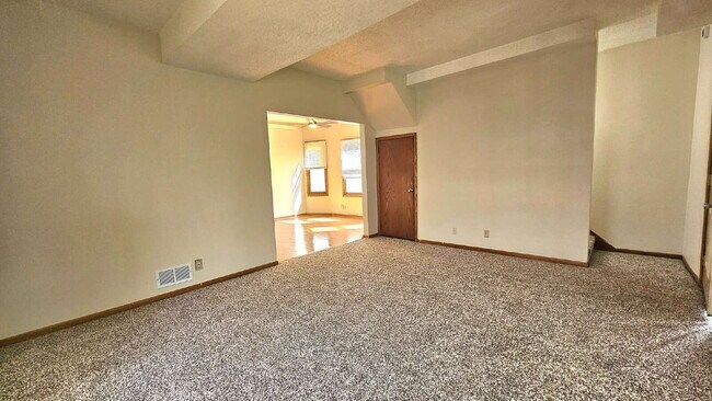 Building Photo - "Charming 3-Bedroom Retreat with 1200 Sq Ft of Comfort in Harrison Neighborhood in Minneapolis!"