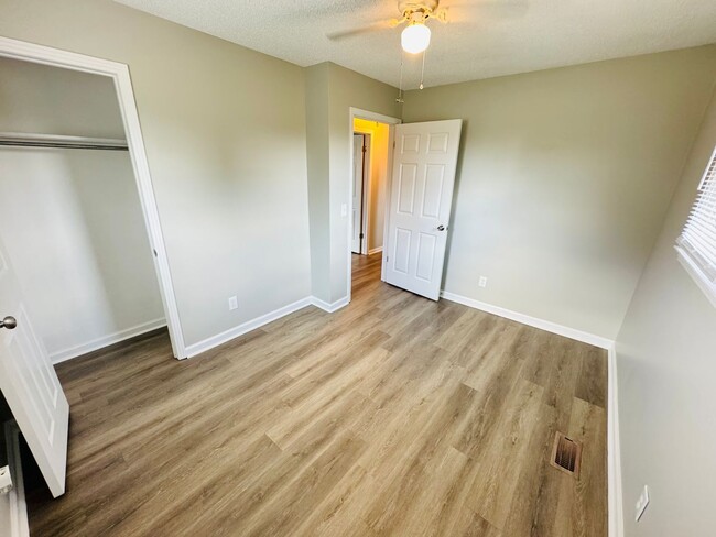 Building Photo - For Lease - 3 Bed, 1 Bath, 1150sqft Single...