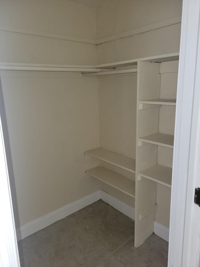 Building Photo - 5471 Ravenswood Rd