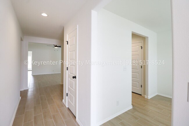 Building Photo - 3 Bed | 2 Bath in Owasso!