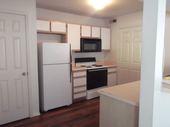 Three bedooms kitchen area - 1712 Ohio St