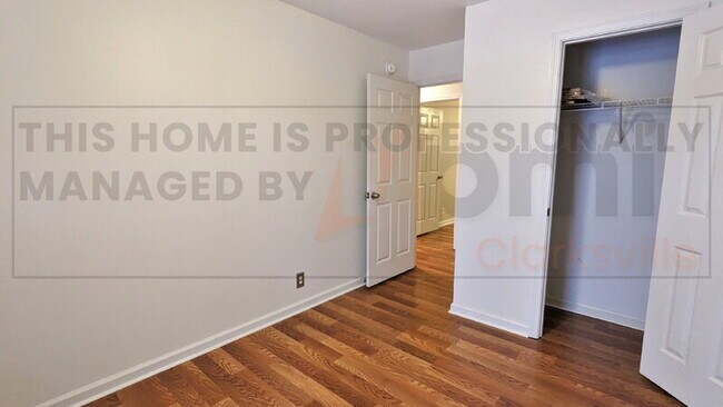 Building Photo - 1042 Waterford Cir