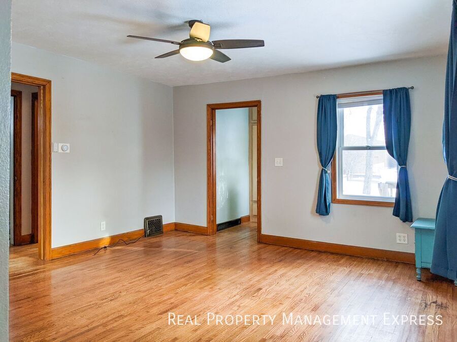 Building Photo - 3 Bed House w/ Fenced-In Yard