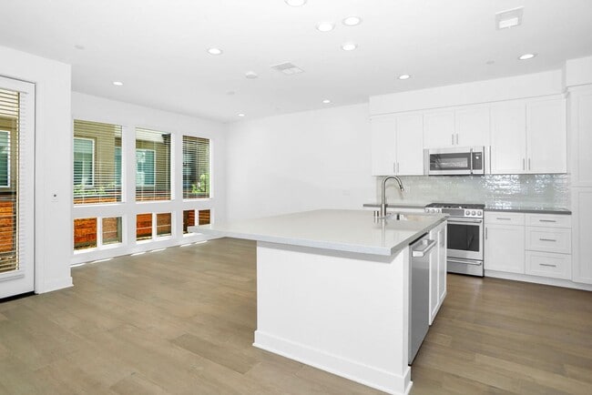 Building Photo - Gorgeous brand new townhome in 3Roots! End...